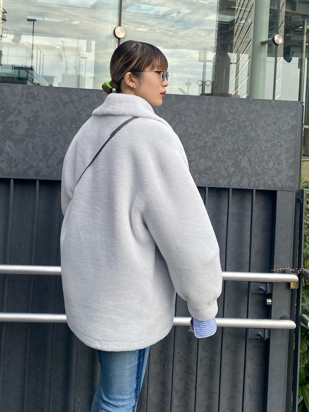 「カジュアル、秋冬コーデ、オトナ女子、大人コーデ、お出かけコーデ、ootd、お洒落さんとつながりたい、大人カジュアル、高身長女子」｜「Lui'sのフェイクボアオーバージャケット（ブルゾン、グレー系）」を使った、2a1さん（レディース・170cm）の冬コーディネートの2枚目の写真