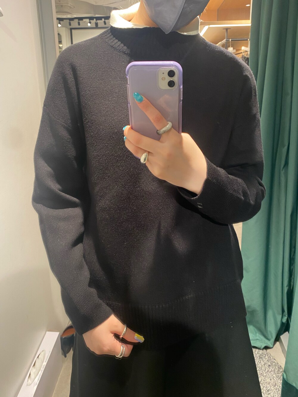 ブラック系のニット/セーターを着用したレディースの秋コーディネートの3枚目の写真