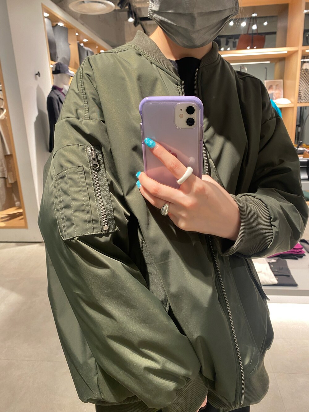 グリーン系のMA-1を着用したレディースの秋コーディネートの3枚目の写真