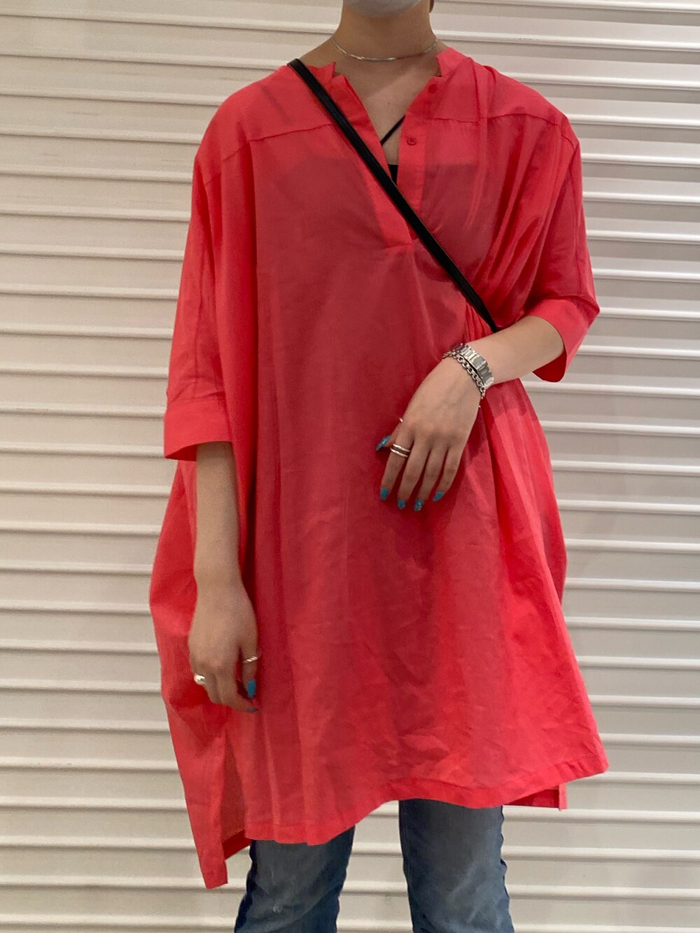 ピンク系のシャツ/ブラウスを着用したレディースの春コーディネートの3枚目の写真