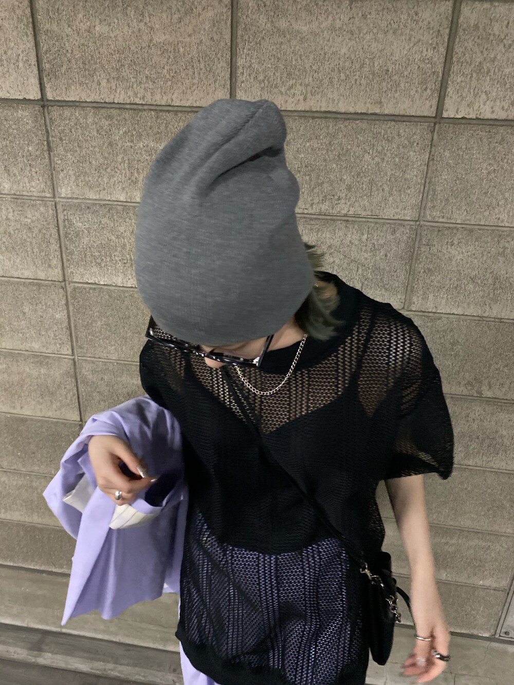 ブラック系のTシャツ/カットソー、ブラック系のショルダーバッグ、シルバー系のネックレスを着用したレディースの夏コーディネートの3枚目の写真