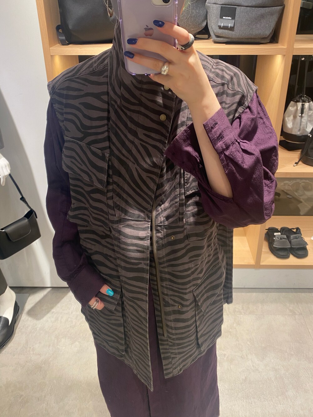 グレー系のジャケット/アウターを着用したレディースの秋コーディネートの4枚目の写真