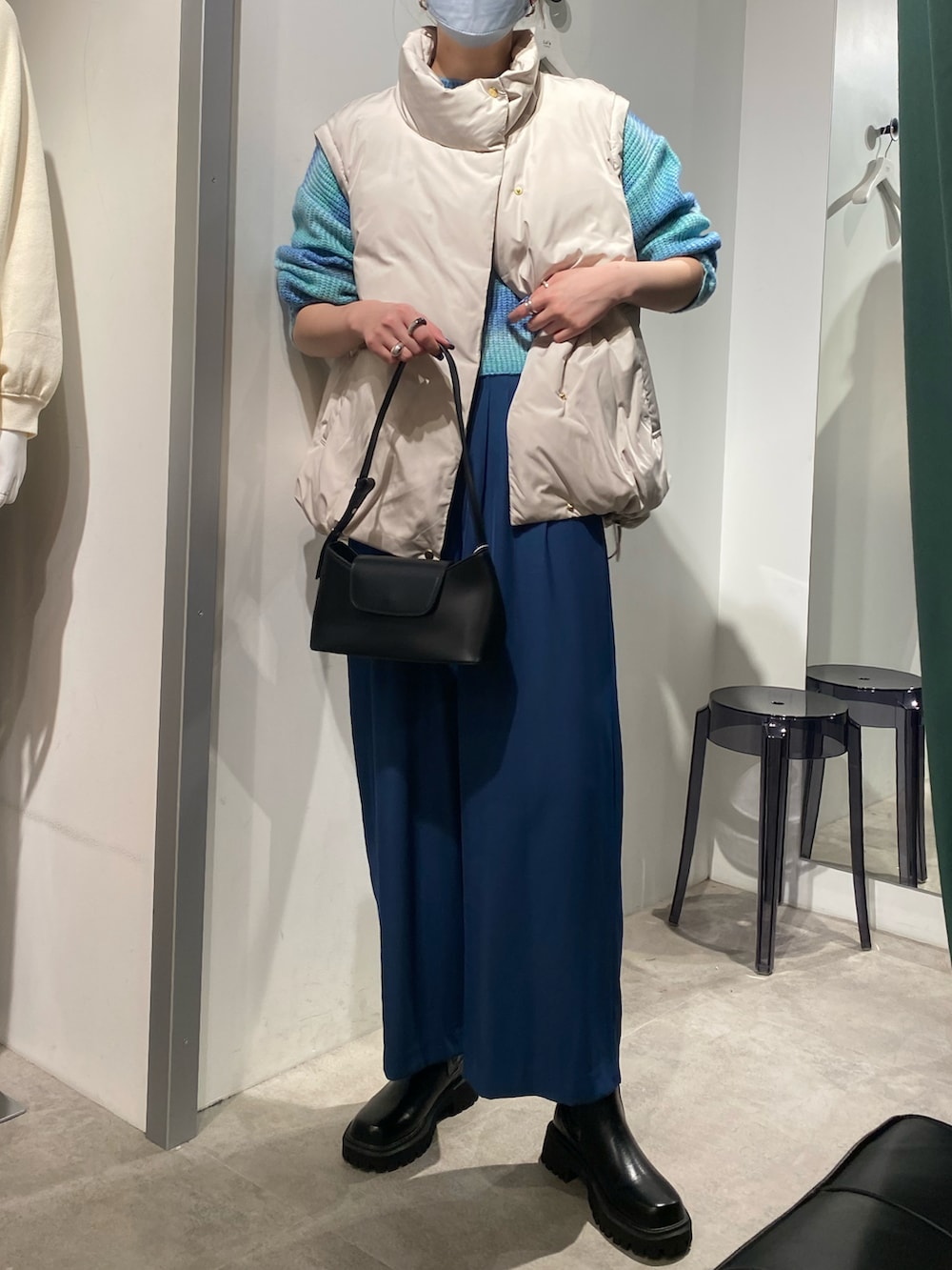 グリーン系のニット/セーターを着用したレディースの秋コーディネートの3枚目の写真