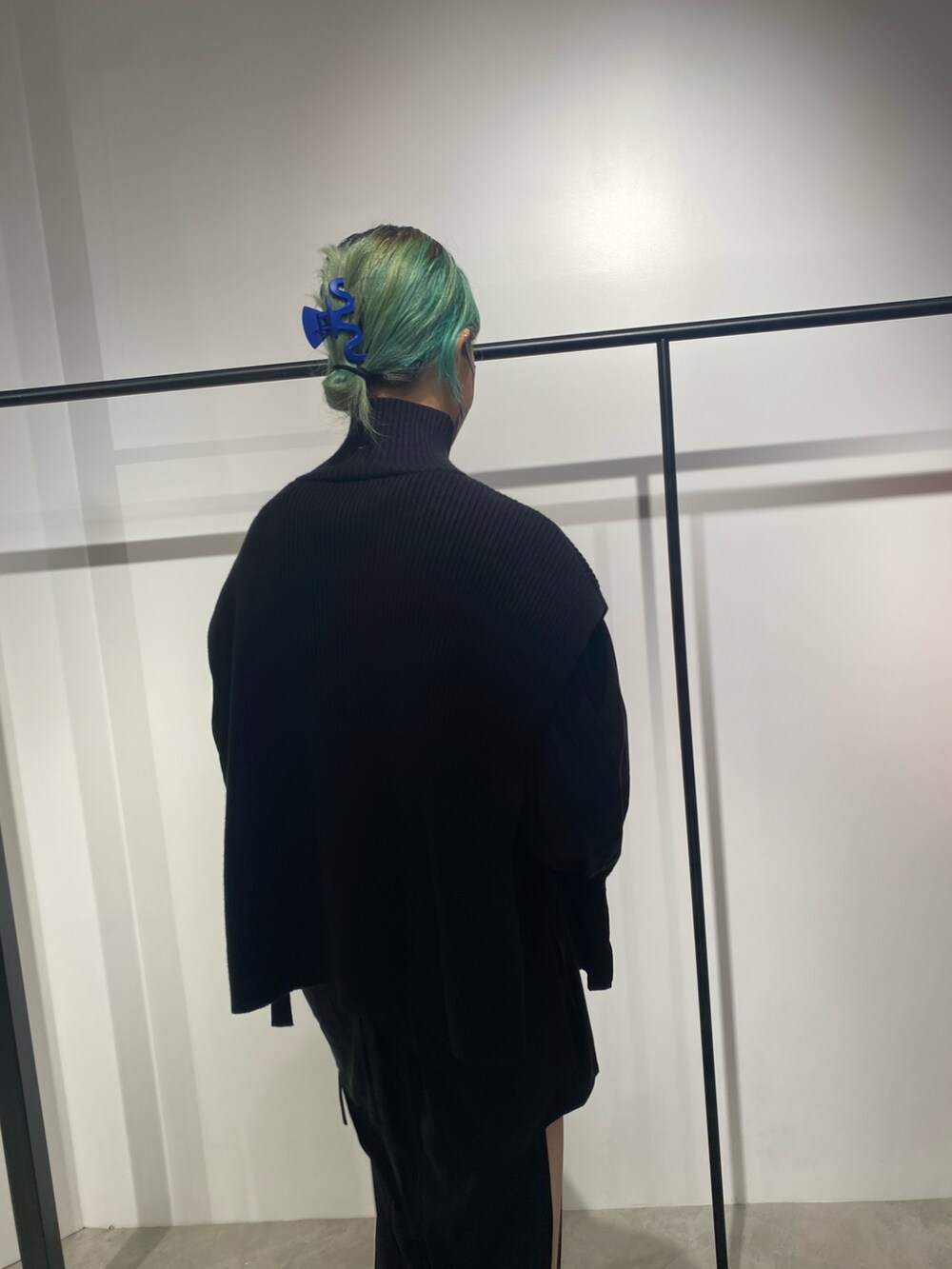 ブラック系のニット/セーターを着用したレディースの秋コーディネートの5枚目の写真