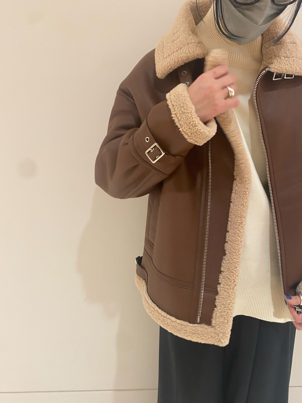 ブラウン系のミリタリージャケット、グリーン系のその他パンツを着用したレディースの冬コーディネートの3枚目の写真