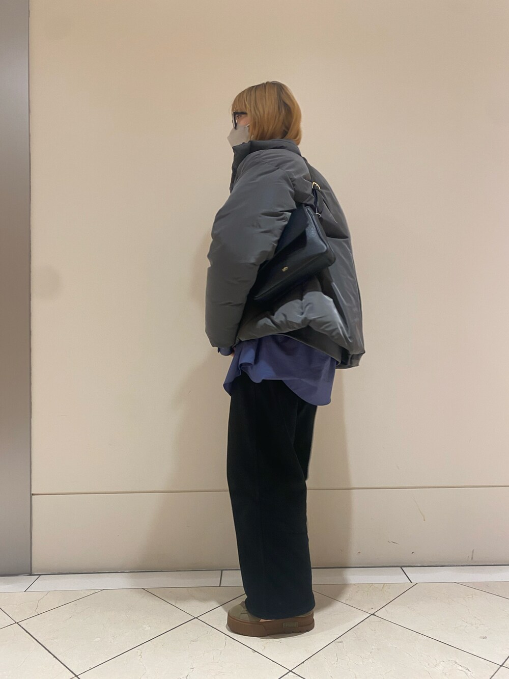 グレー系のダウンジャケット/コート、ブラック系のカーディガン/ボレロを着用したレディースの冬コーディネートの3枚目の写真