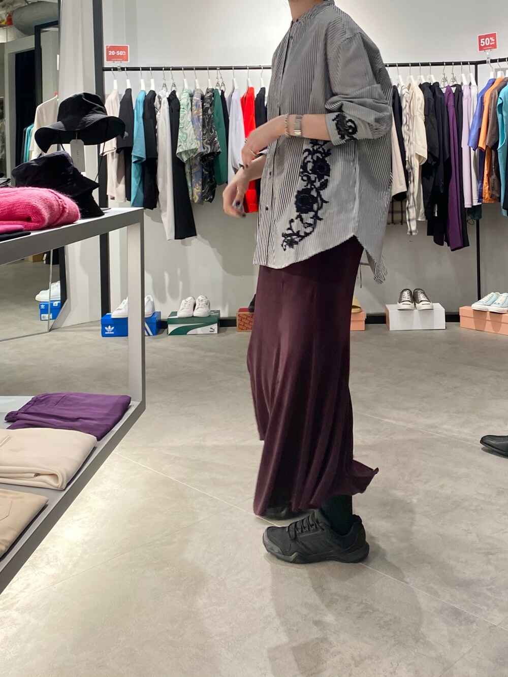 ブルー系のシャツ/ブラウス、パープル系のスカートを着用したレディースの夏コーディネートの2枚目の写真