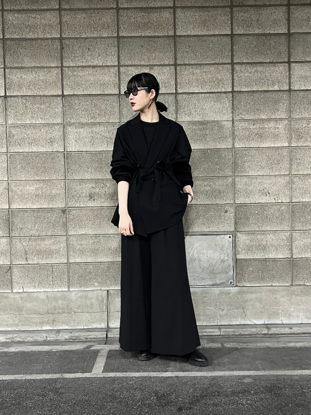 ブラック系のベスト、ブラック系のスラックスを着用したレディースの春コーディネートの2枚目の写真