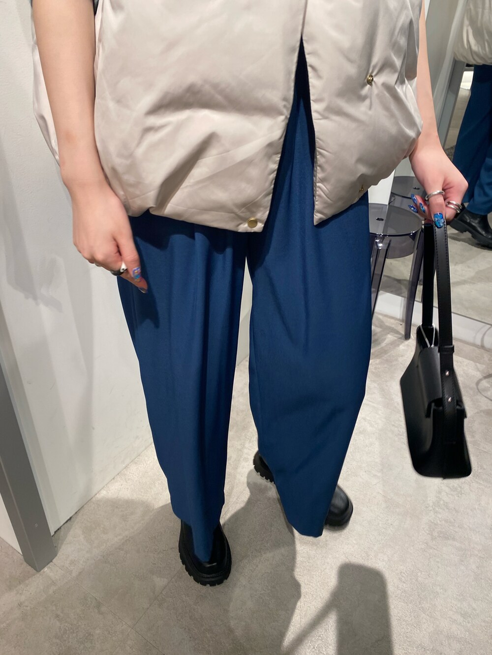 ブルー系のスラックスを着用したレディースの冬コーディネートの2枚目の写真