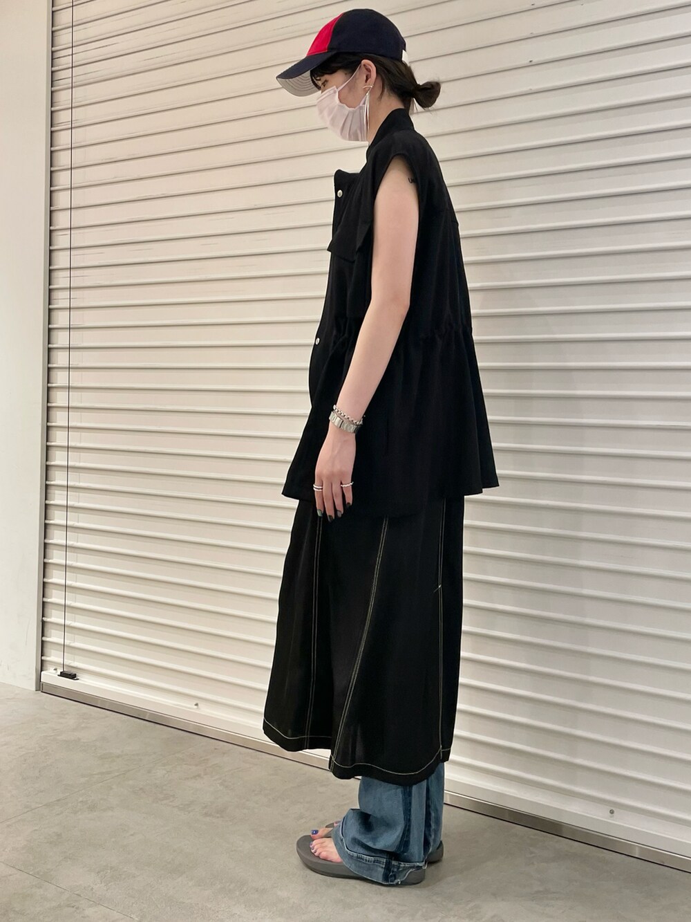 ブラック系のワンピースを着用したレディースの夏コーディネートの2枚目の写真