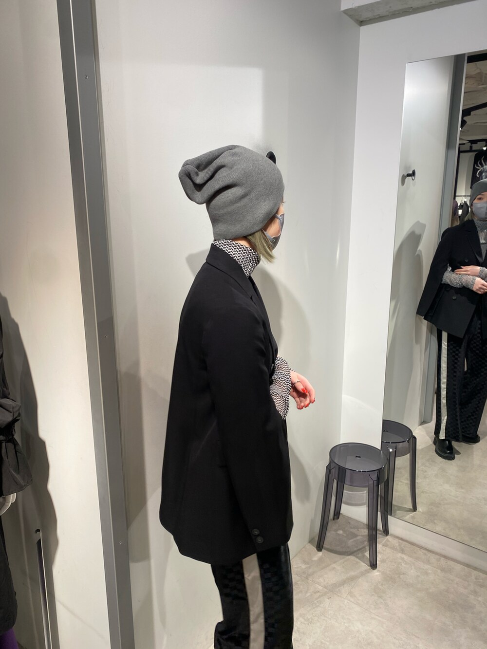 ブラック系のその他パンツを着用したレディースの冬コーディネートの2枚目の写真