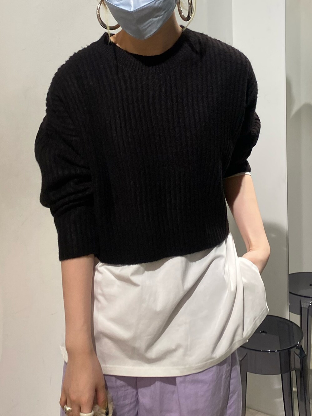 ブラック系のニット/セーターを着用したレディースの秋コーディネートの3枚目の写真