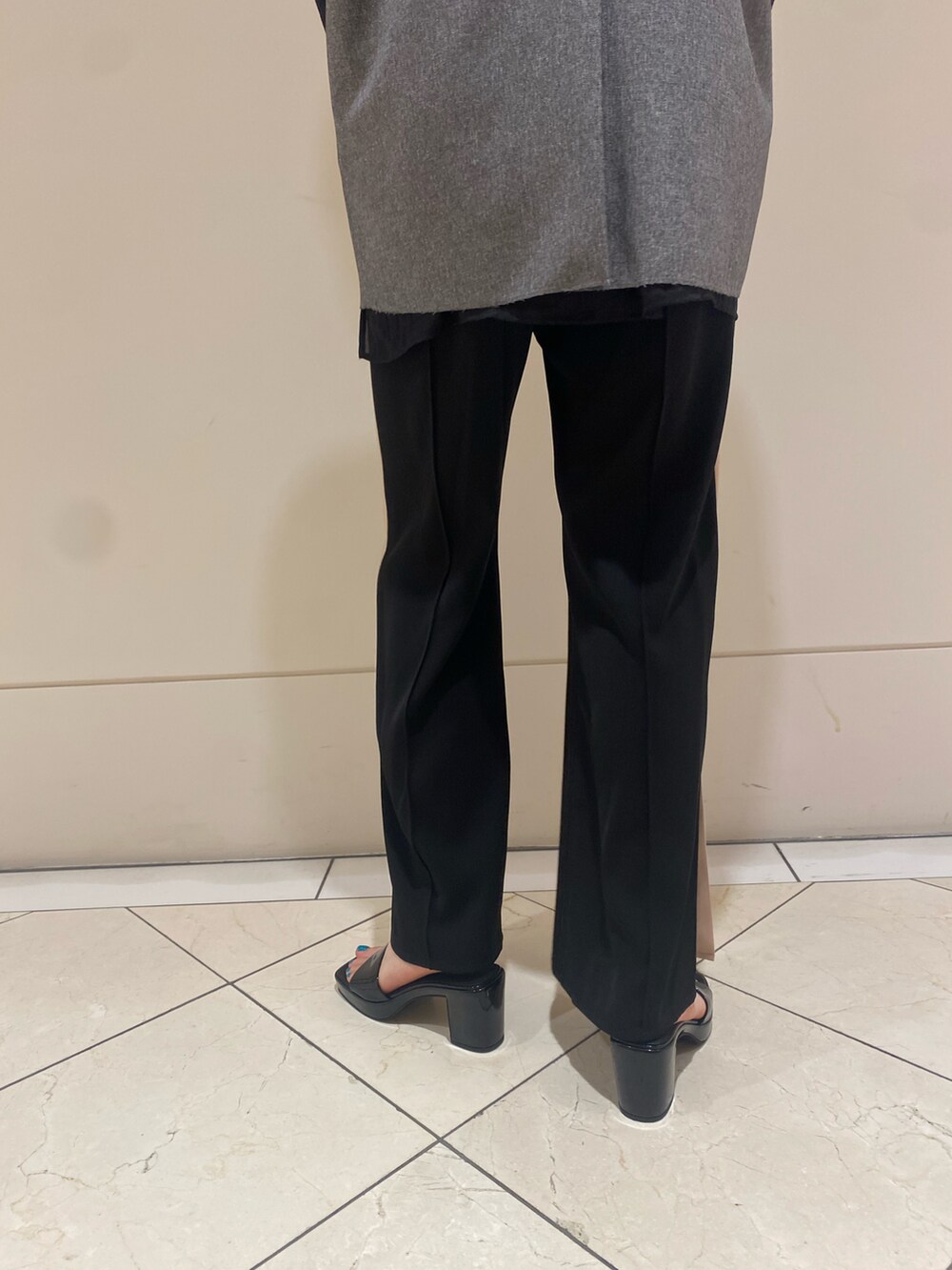 ブラック系のその他パンツを着用したレディースの夏コーディネートの3枚目の写真