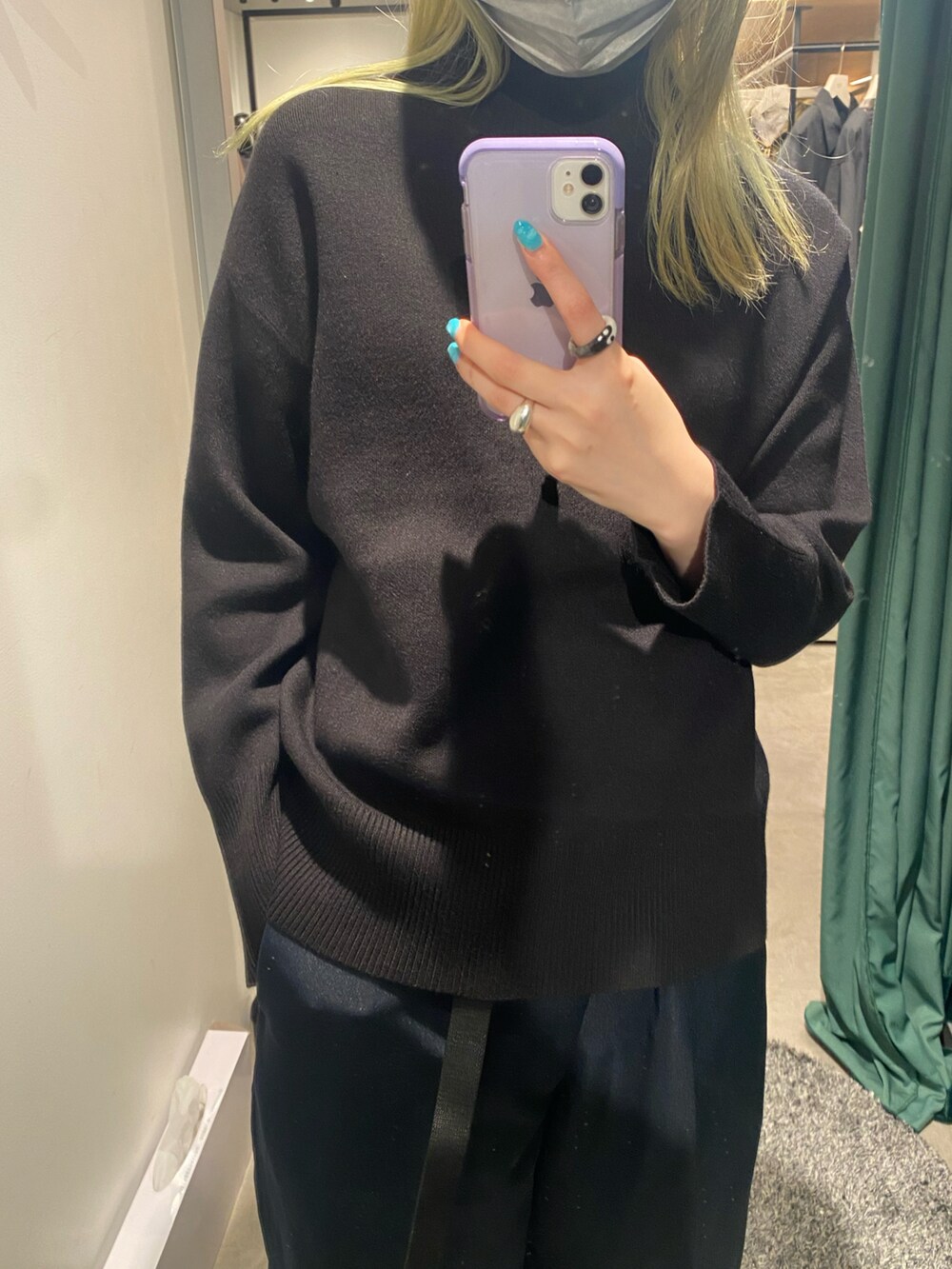 ブラック系のニット/セーターを着用したレディースの秋コーディネートの3枚目の写真