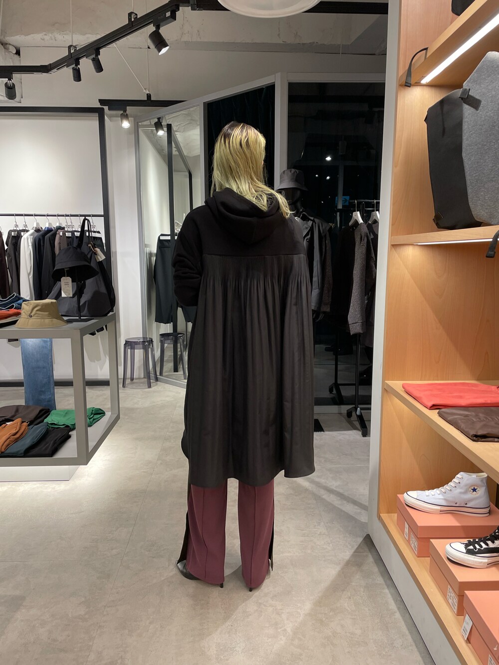 グレー系のトップス、ブラック系のTシャツ/カットソーを着用したレディースの秋コーディネートの4枚目の写真