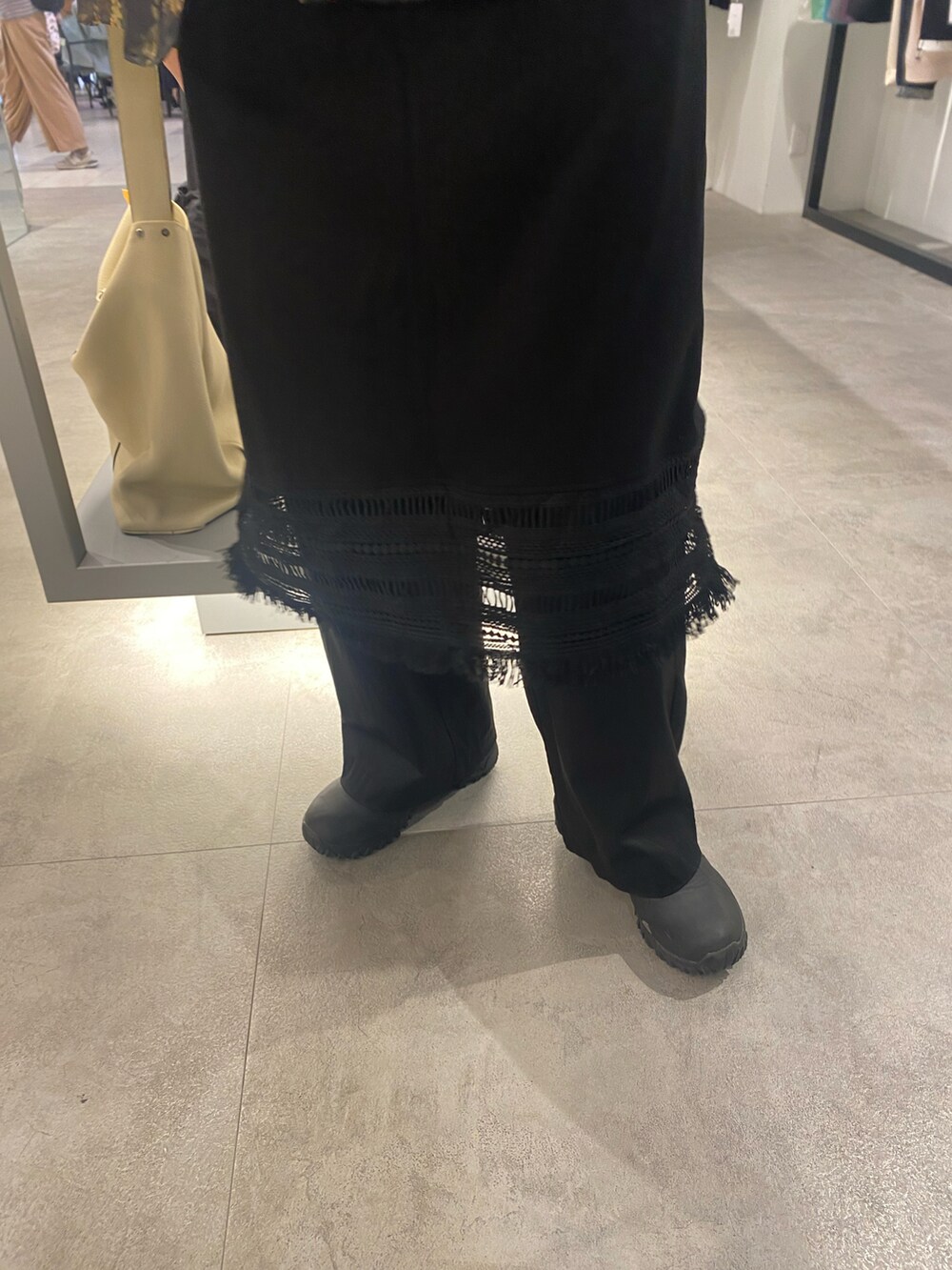 ブラック系のシャツ/ブラウス、ブラック系のワンピースを着用したレディースの春コーディネートの4枚目の写真