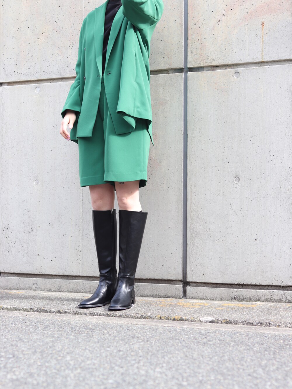 グリーン系のテーラードジャケット、グリーン系のスラックスを着用したレディースの冬コーディネートの2枚目の写真
