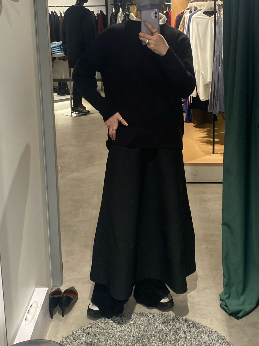 ブラック系のニット/セーターを着用したレディースの秋コーディネートの2枚目の写真