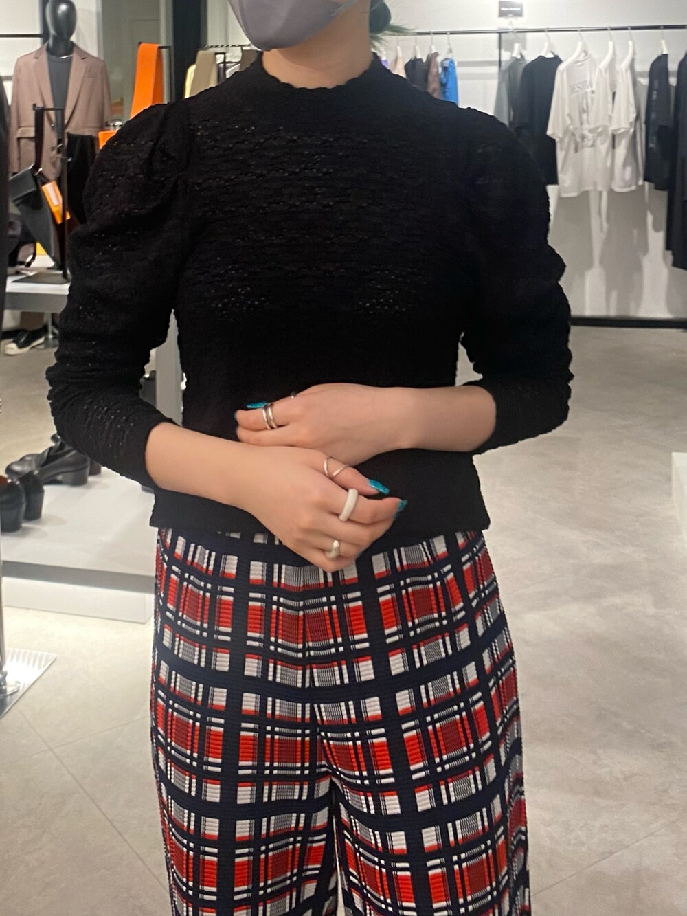 ブラック系のシャツ/ブラウスを着用したレディースの秋コーディネートの3枚目の写真