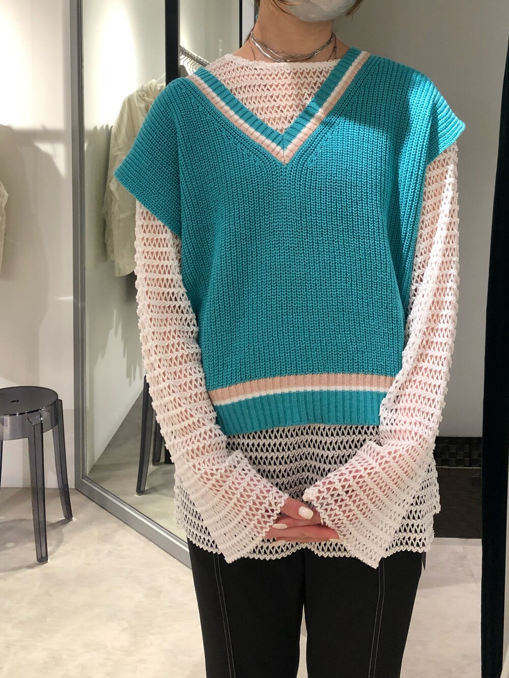 ブルー系のベスト、ブラック系のスラックス、ホワイト系のTシャツ/カットソーを着用したレディースの春コーディネートの3枚目の写真