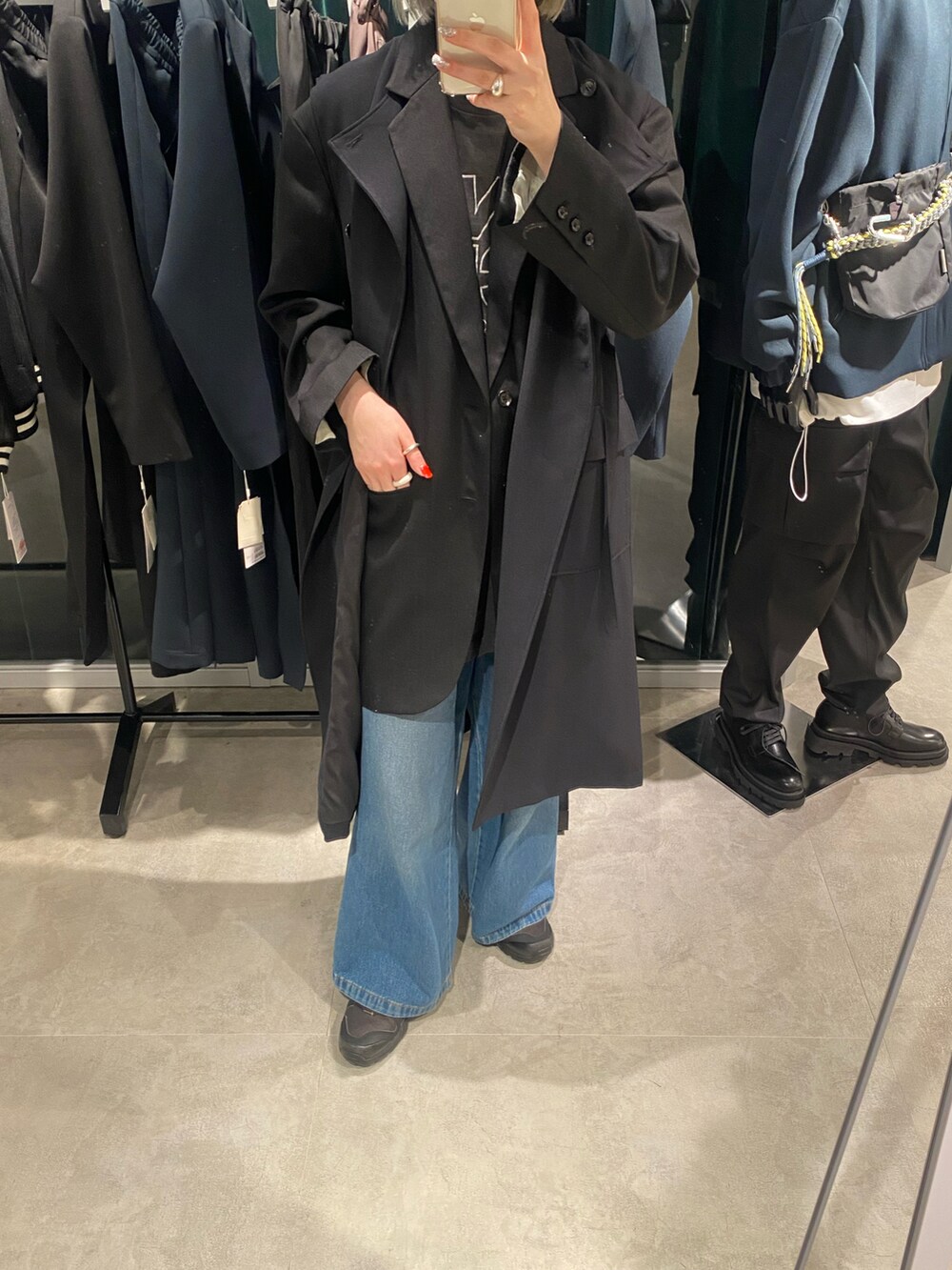 ブラック系のベストを着用したレディースの冬コーディネートの2枚目の写真