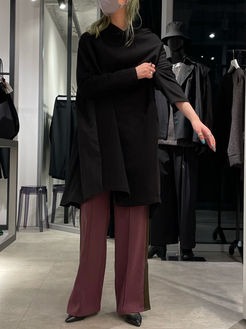 グレー系のトップス、ブラック系のTシャツ/カットソーを着用したレディースの秋コーディネートの2枚目の写真