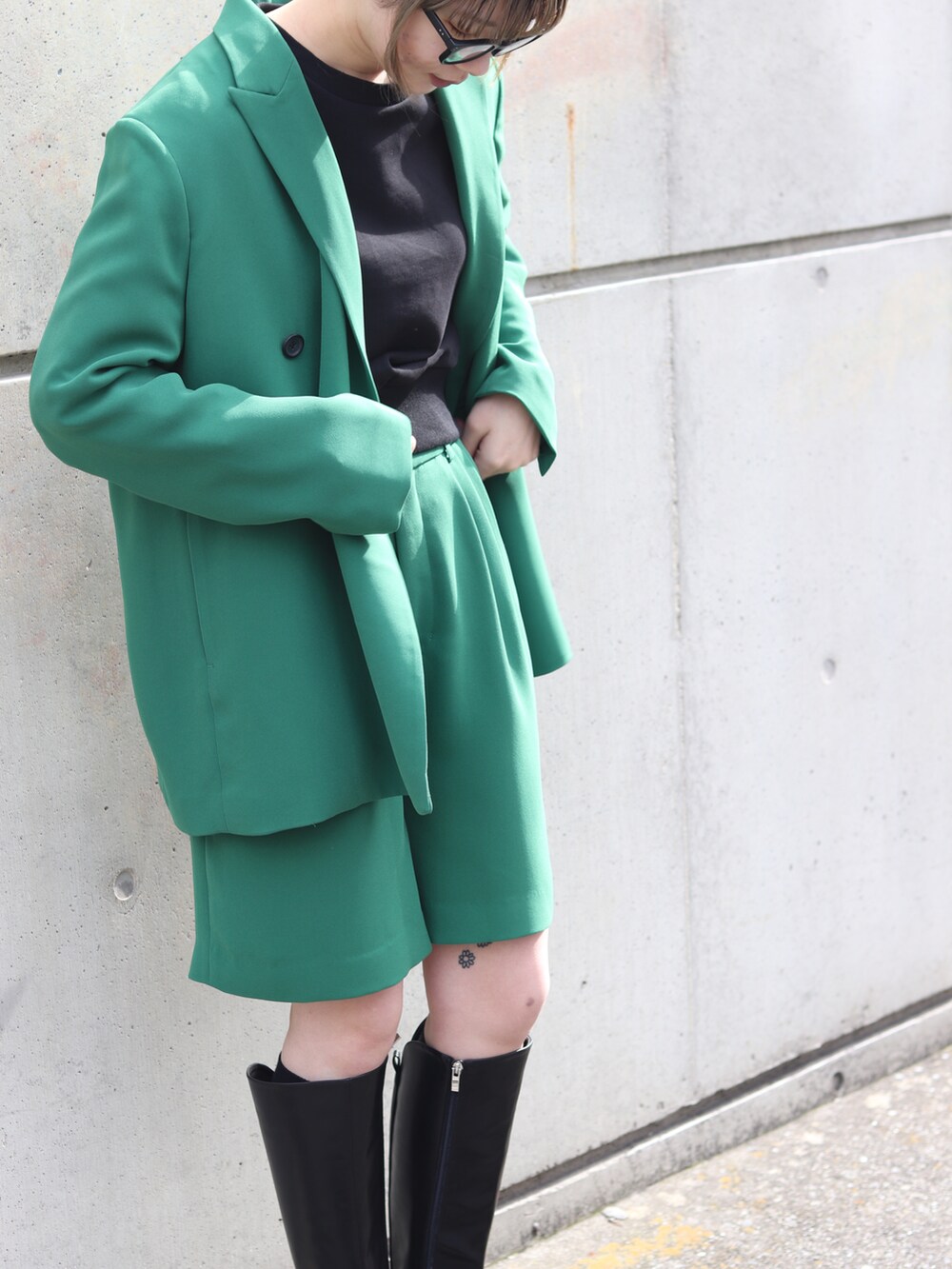 グリーン系のテーラードジャケット、グリーン系のスラックスを着用したレディースの冬コーディネートの3枚目の写真