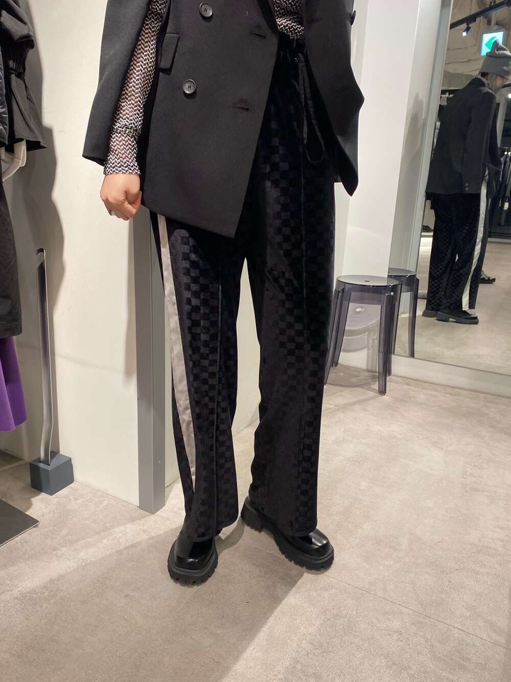 ブラック系のその他パンツを着用したレディースの冬コーディネートの3枚目の写真