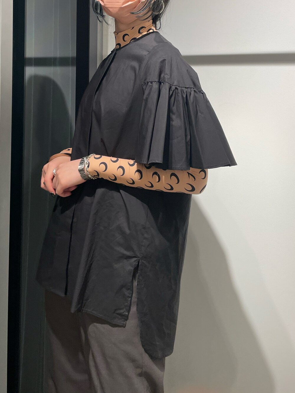 ブラック系のシャツ/ブラウスを着用したレディースの夏コーディネートの4枚目の写真