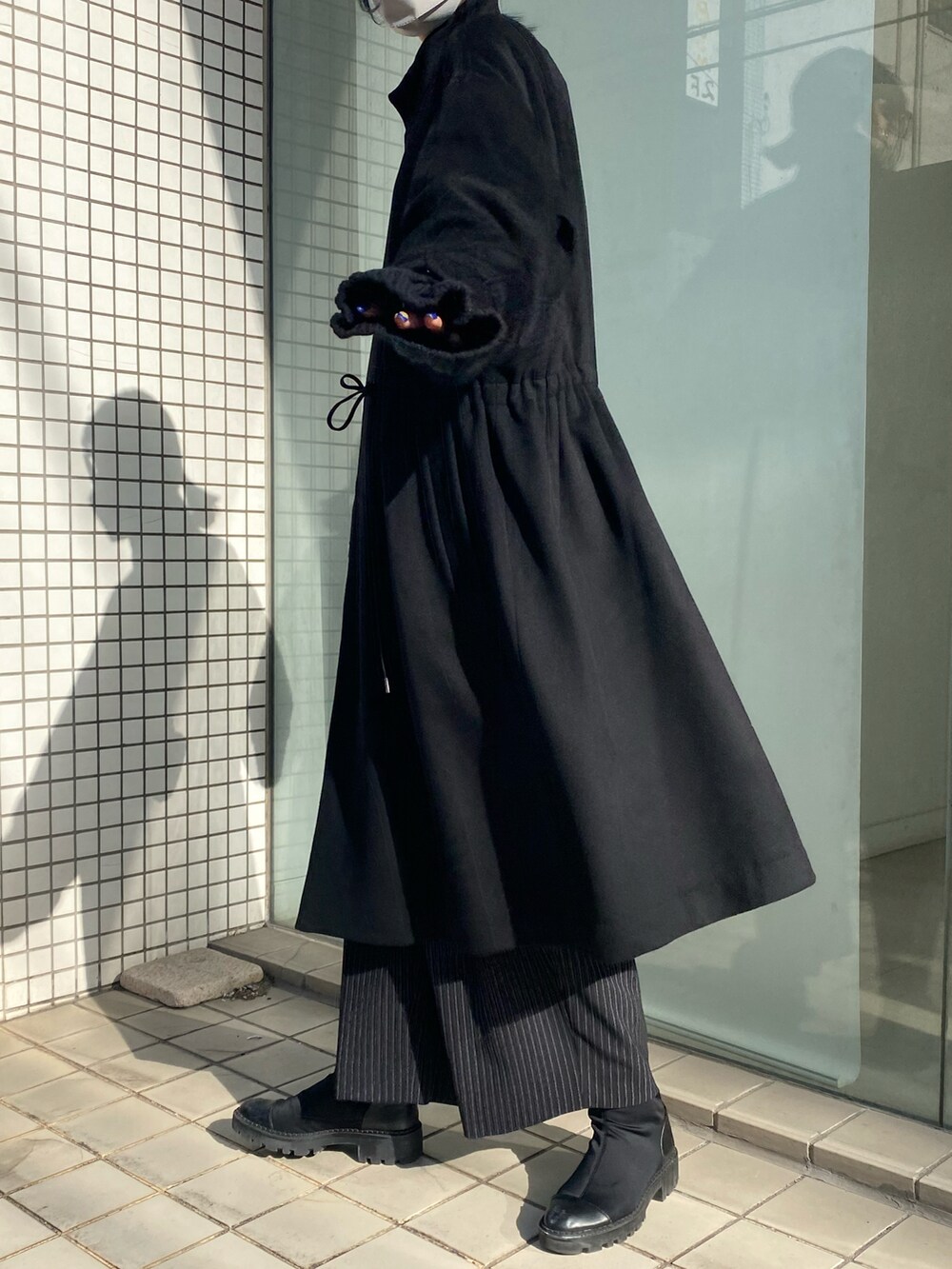「大人カジュアル、オトナ女子、私の推しブランド、シンプル、きれいめカジュアル、オーバーサイズ、あったかコーデ」｜「Lui'sのスーパー140 モッズコート（モッズコート、ブラック系）」を使った、2a1さん（レディース・170cm）の冬コーディネートの2枚目の写真