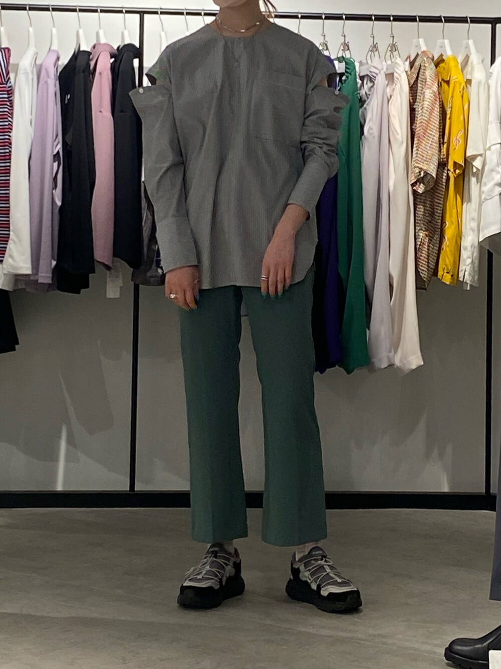 ブルー系のシャツ/ブラウスを着用したレディースの春コーディネートの2枚目の写真