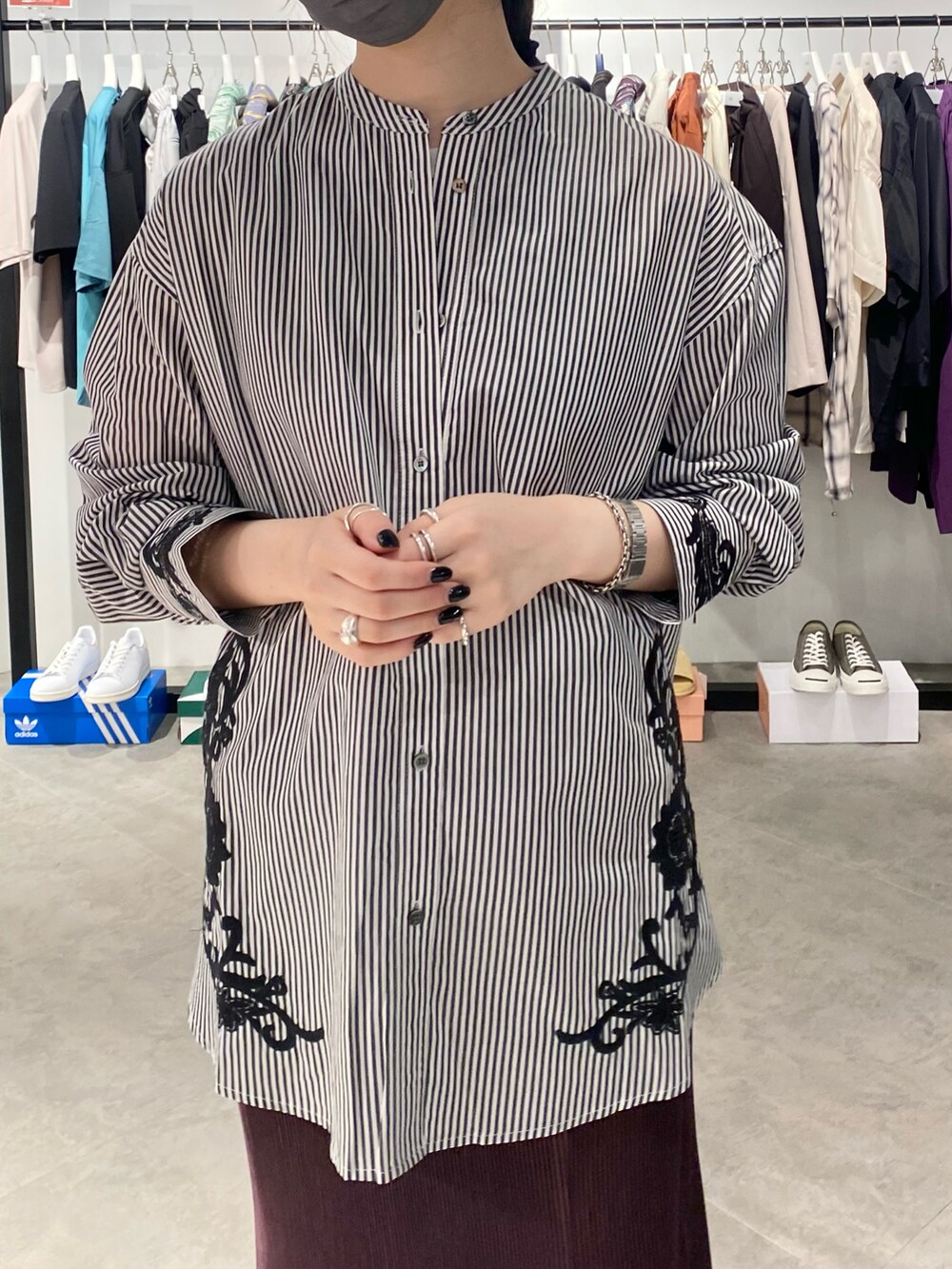 ブルー系のシャツ/ブラウス、パープル系のスカートを着用したレディースの夏コーディネートの3枚目の写真