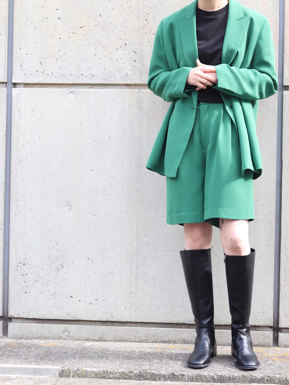 グリーン系のテーラードジャケット、グリーン系のスラックスを着用したレディースの冬コーディネートの4枚目の写真