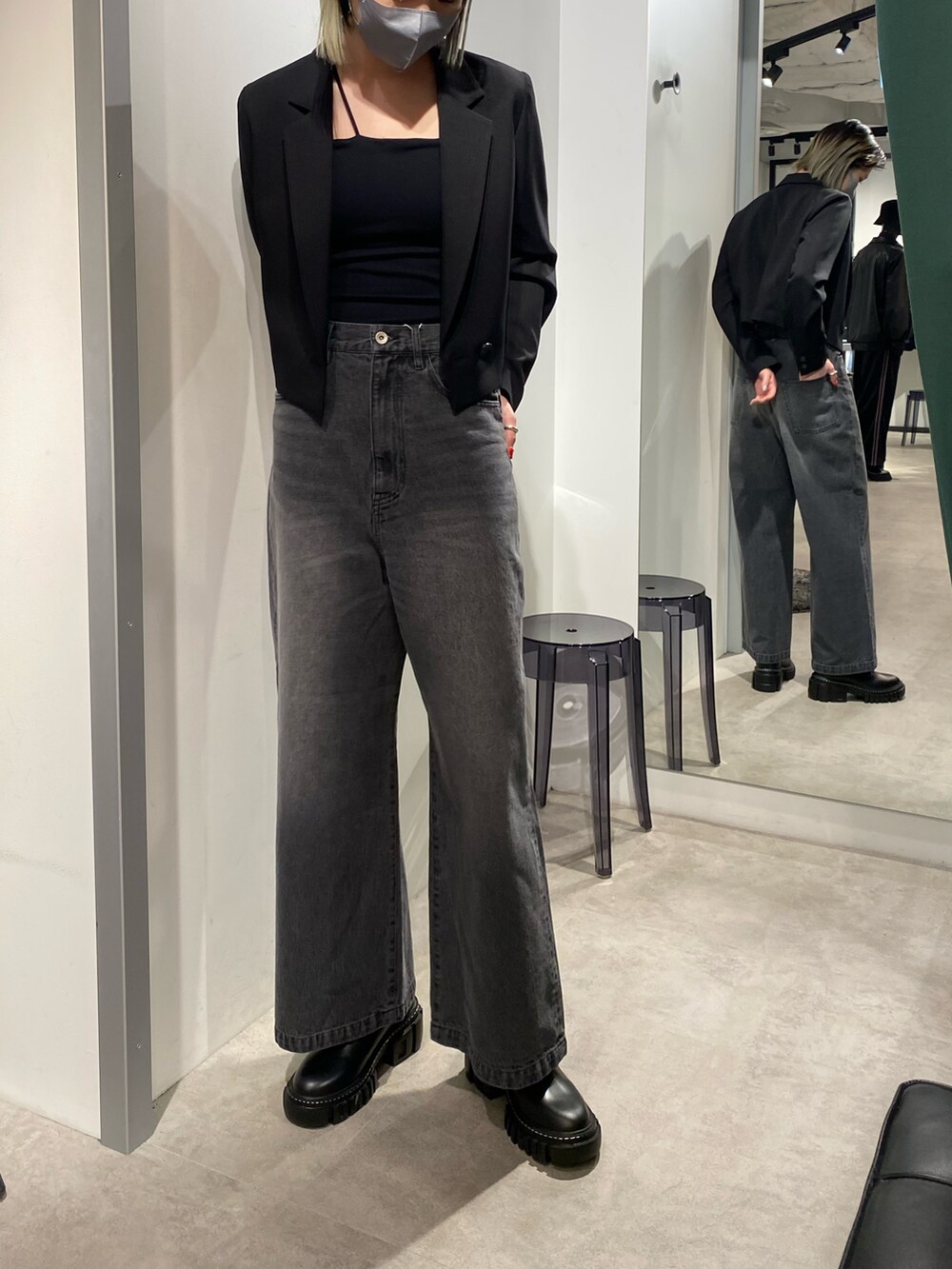 ブラック系のデニムパンツを着用したレディースの冬コーディネートの2枚目の写真