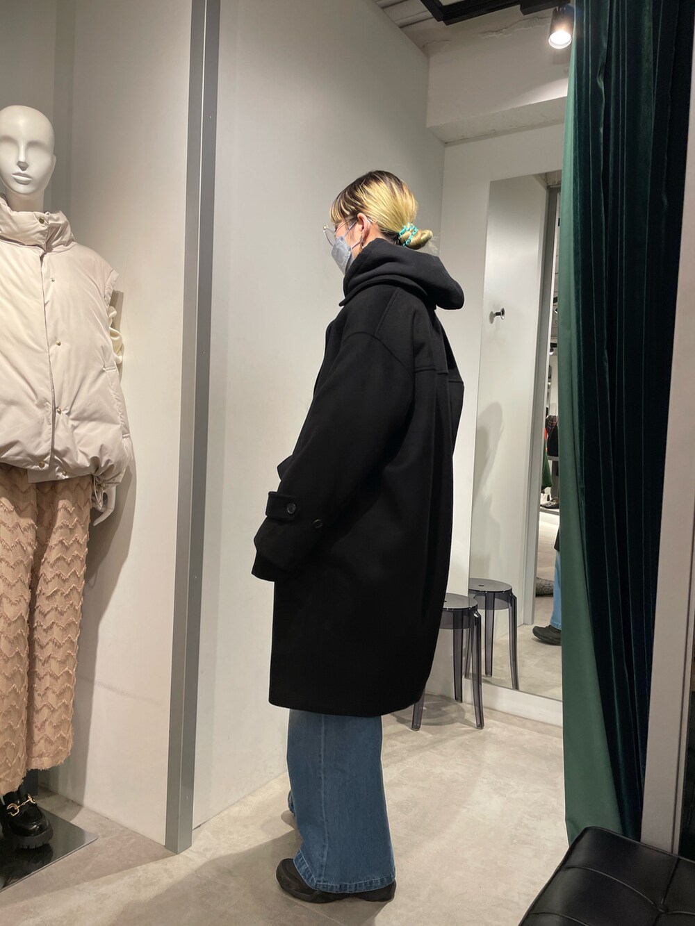 ブラック系のピーコートを着用したレディースの秋コーディネートの2枚目の写真