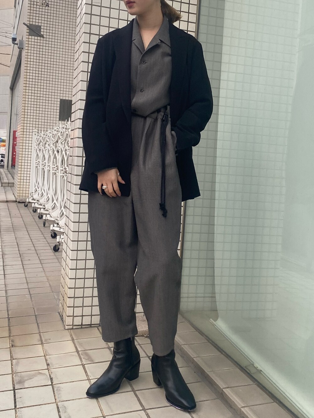 「春コーデ、カジュアル、大人カジュアル、休日スタイル、春カラー、きれいめカジュアル、パンツスタイル、お出かけコーデ、高身長女子、高身長コーデ、高身長、オールインワン、ジャケットスタイル、ジャケット、エトセンス」｜「Lui'sの【オリジナルファブリック4×4セットアップシリーズ】 1Bオーバージャケット（テーラードジャケット、ブラック系）」を使った、2a1さん（レディース・170cm）の冬コーディネートの2枚目の写真