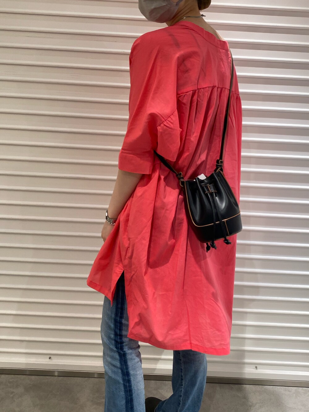 ピンク系のシャツ/ブラウスを着用したレディースの春コーディネートの4枚目の写真