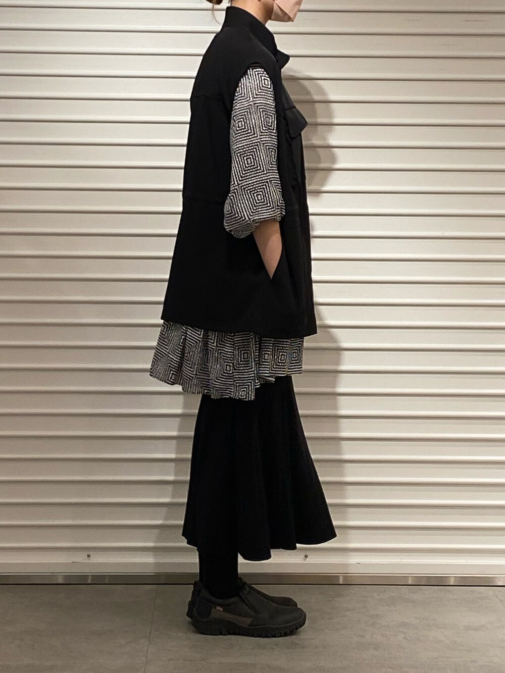 ベージュ系のジャケット/アウター、ブラック系のトップス、ブラック系のスカートを着用したレディースの春コーディネートの2枚目の写真