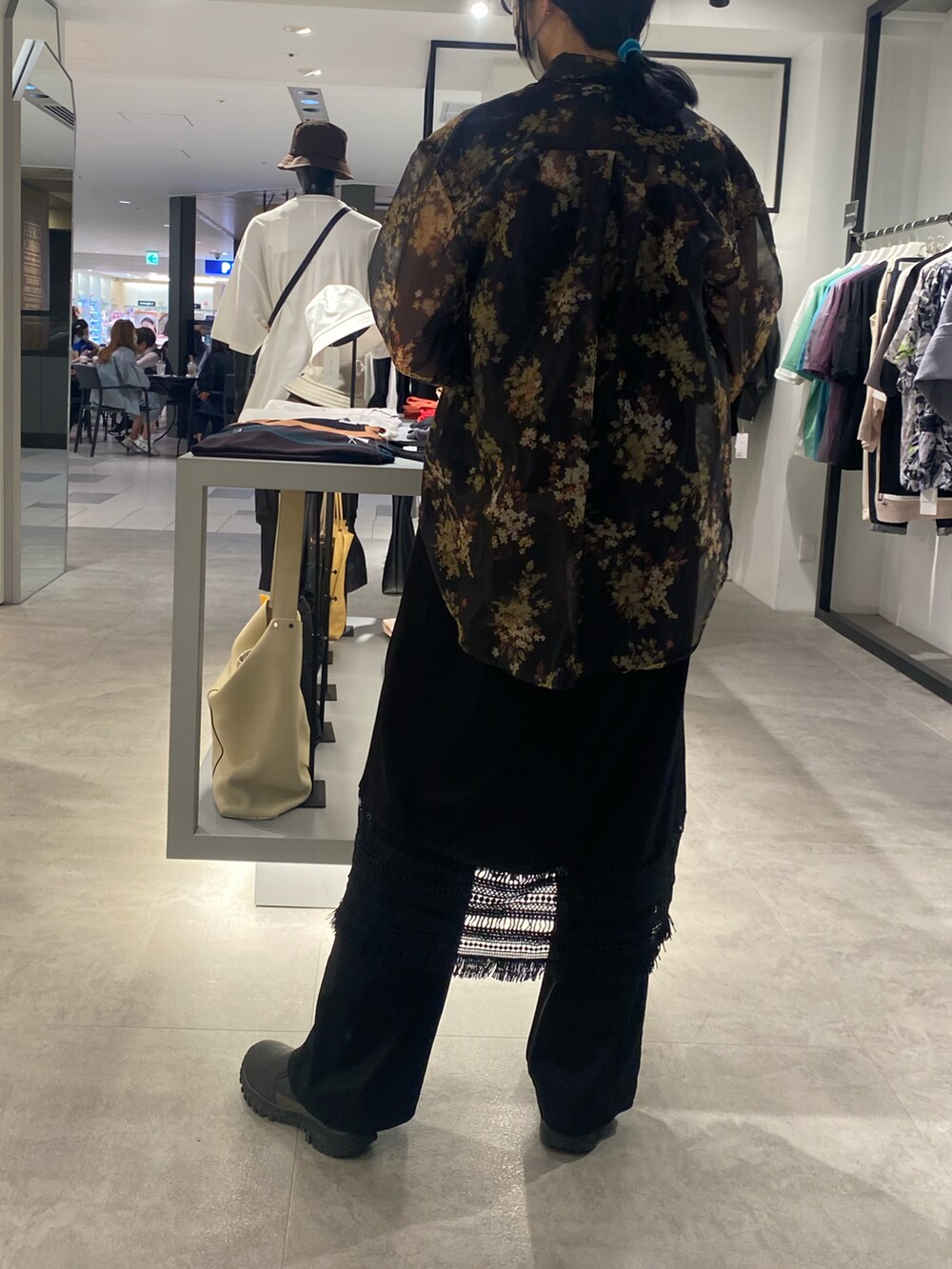 ブラック系のシャツ/ブラウス、ブラック系のワンピースを着用したレディースの春コーディネートの2枚目の写真