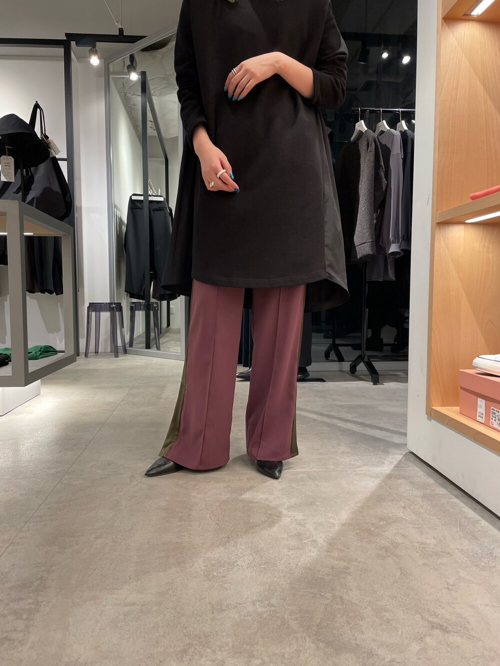 グレー系のトップス、ブラック系のTシャツ/カットソーを着用したレディースの秋コーディネートの3枚目の写真