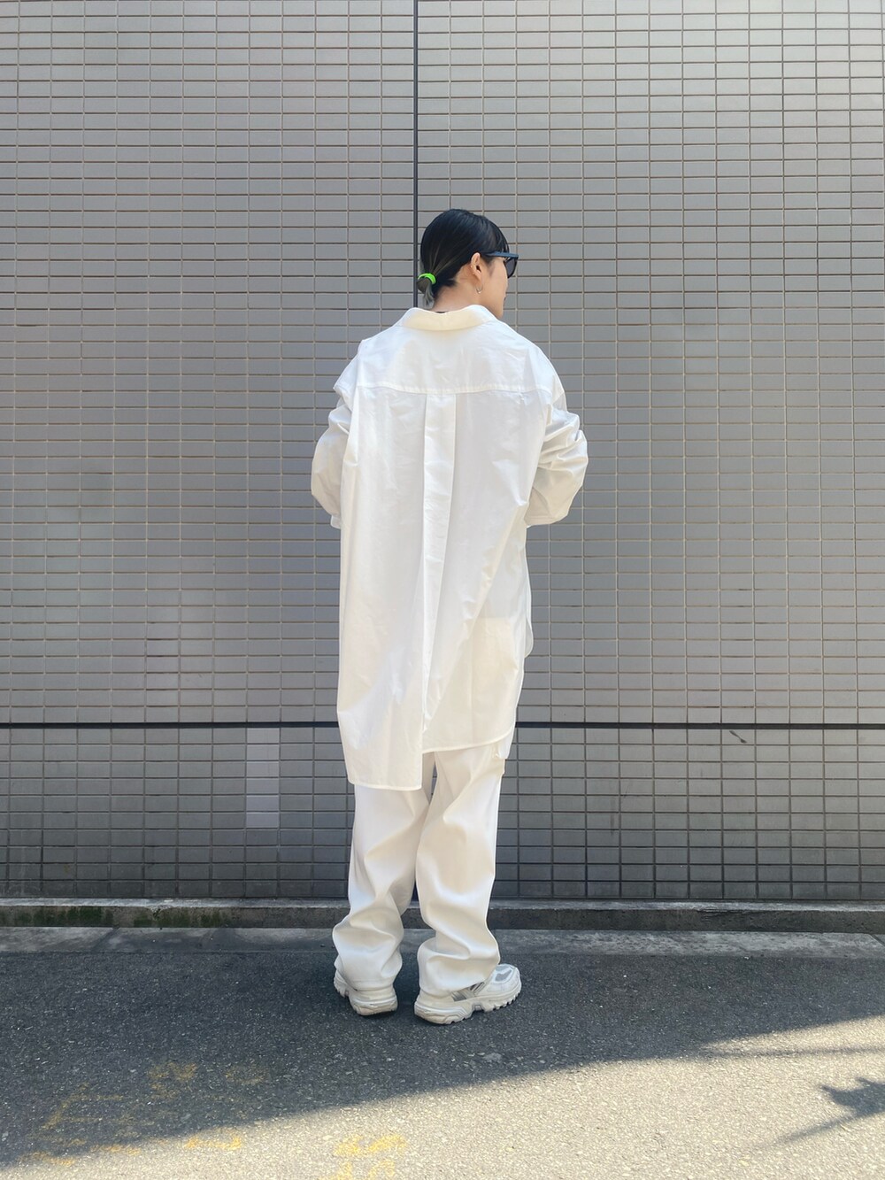 ホワイト系のシャツ/ブラウス、ホワイト系のカーゴパンツを着用したレディースの夏コーディネートの5枚目の写真