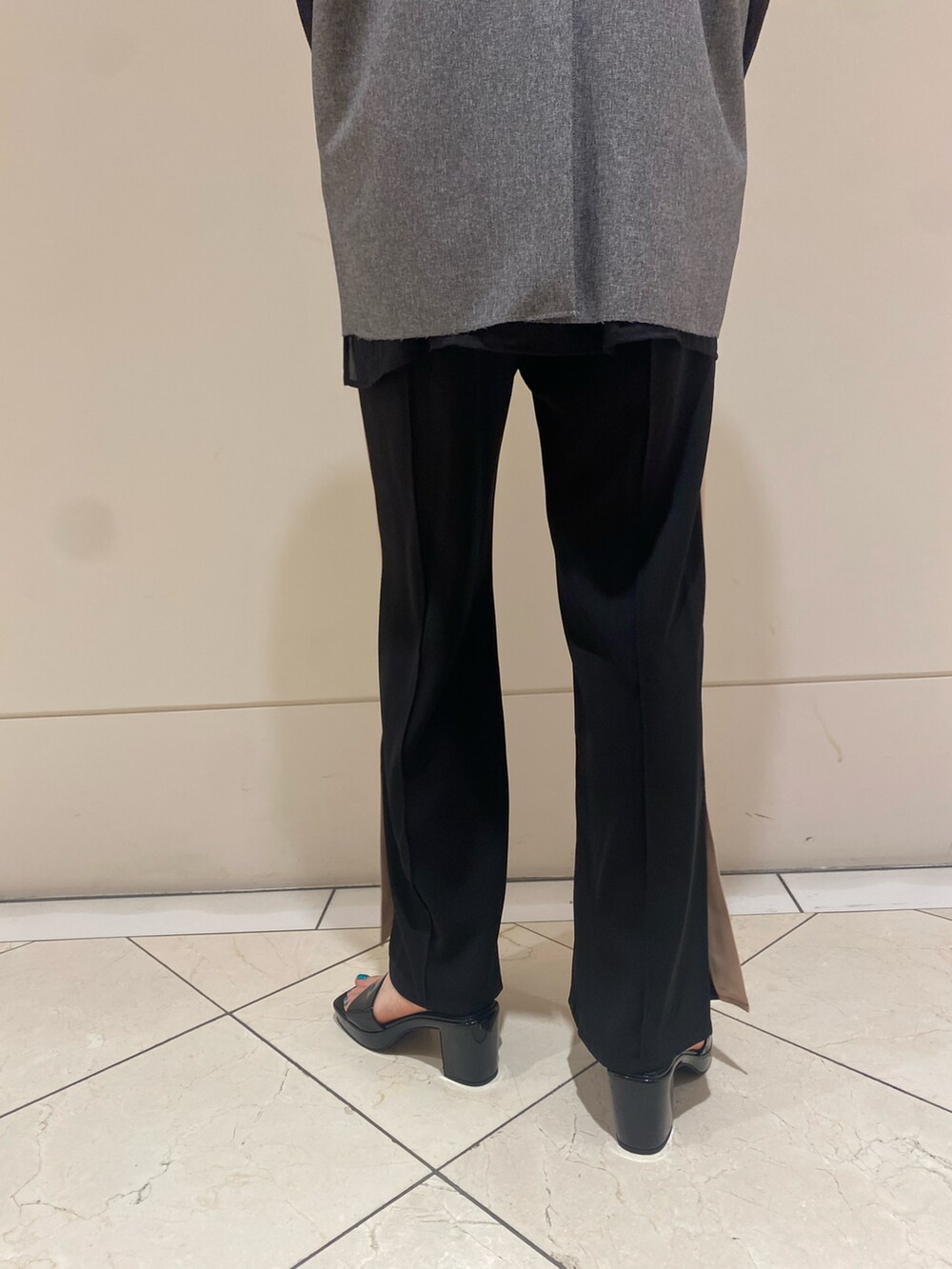 ブラック系のその他パンツを着用したレディースの夏コーディネートの3枚目の写真