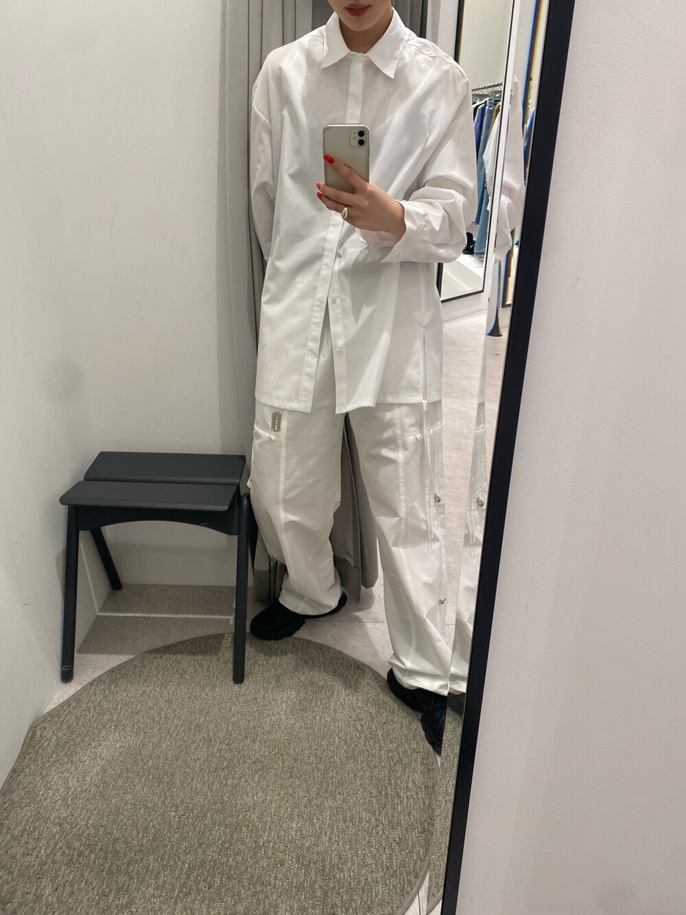 ホワイト系のシャツ/ブラウスを着用したレディースの春コーディネートの2枚目の写真