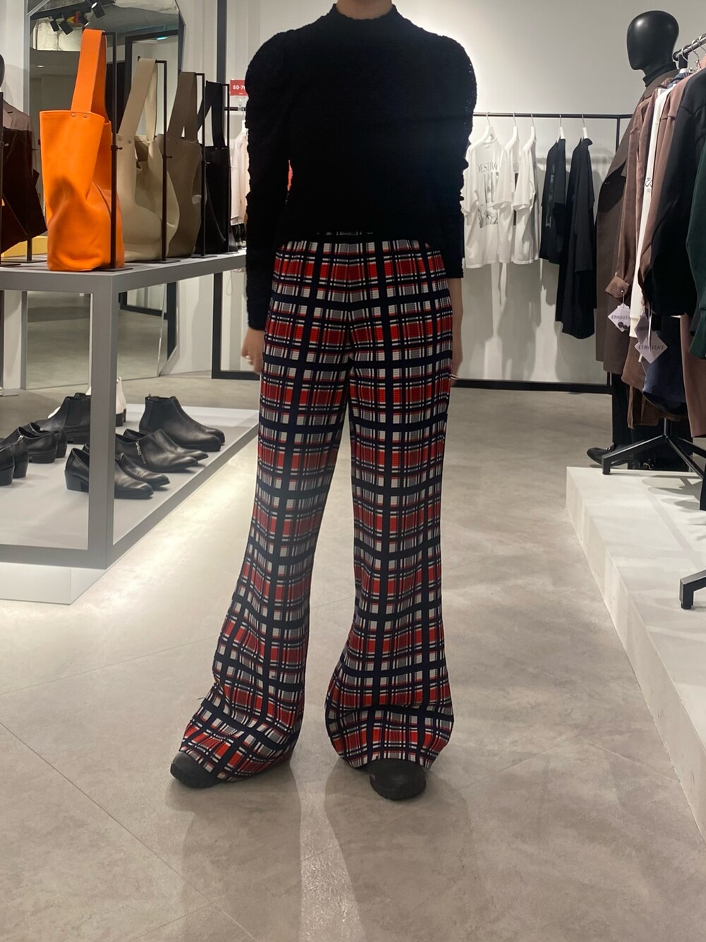 ブラック系のシャツ/ブラウスを着用したレディースの秋コーディネートの2枚目の写真