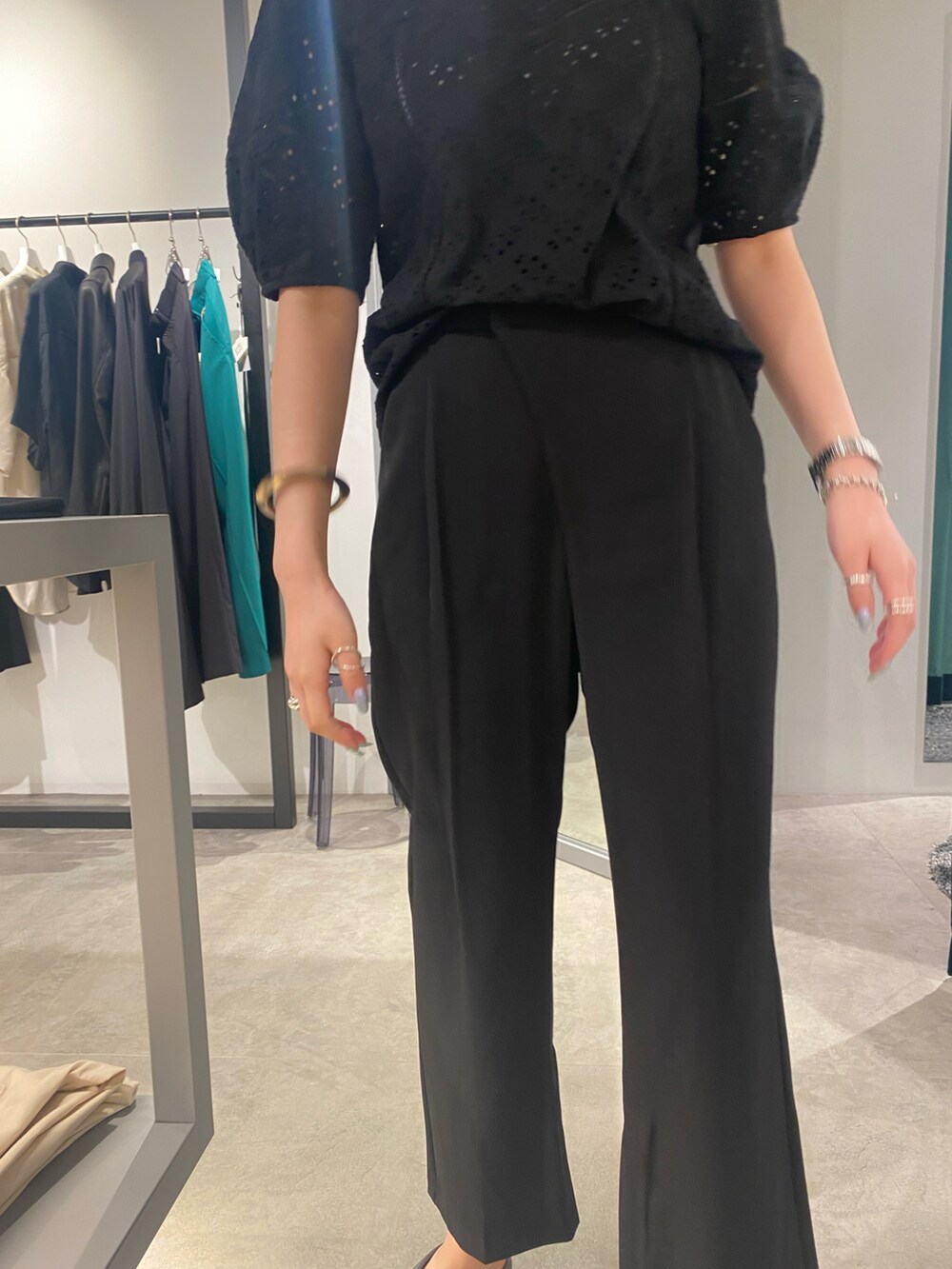 ブラック系のその他パンツを着用したレディースの夏コーディネートの2枚目の写真