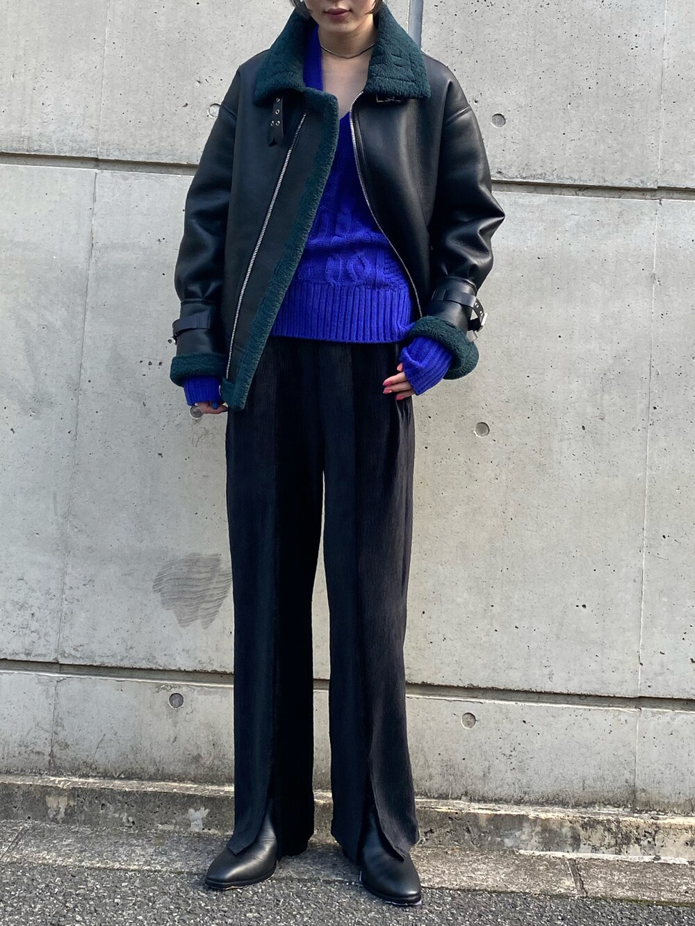 ブラック系のブルゾン、ブラック系のその他パンツを着用したレディースの冬コーディネートの2枚目の写真