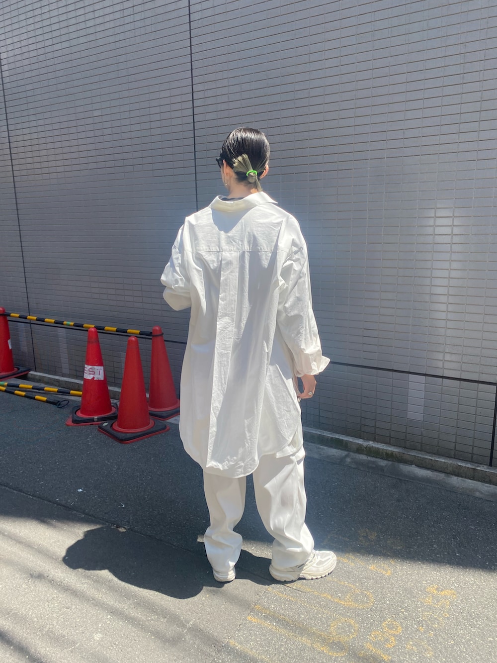 ホワイト系のシャツ/ブラウス、ホワイト系のカーゴパンツを着用したレディースの夏コーディネートの3枚目の写真