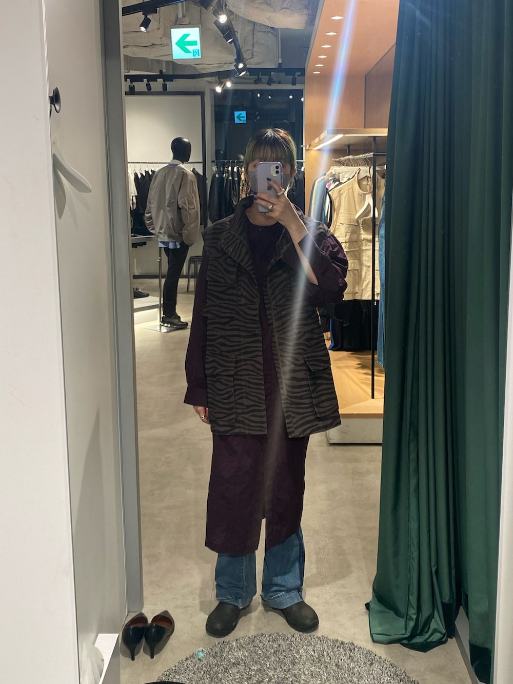 グレー系のジャケット/アウターを着用したレディースの秋コーディネートの2枚目の写真