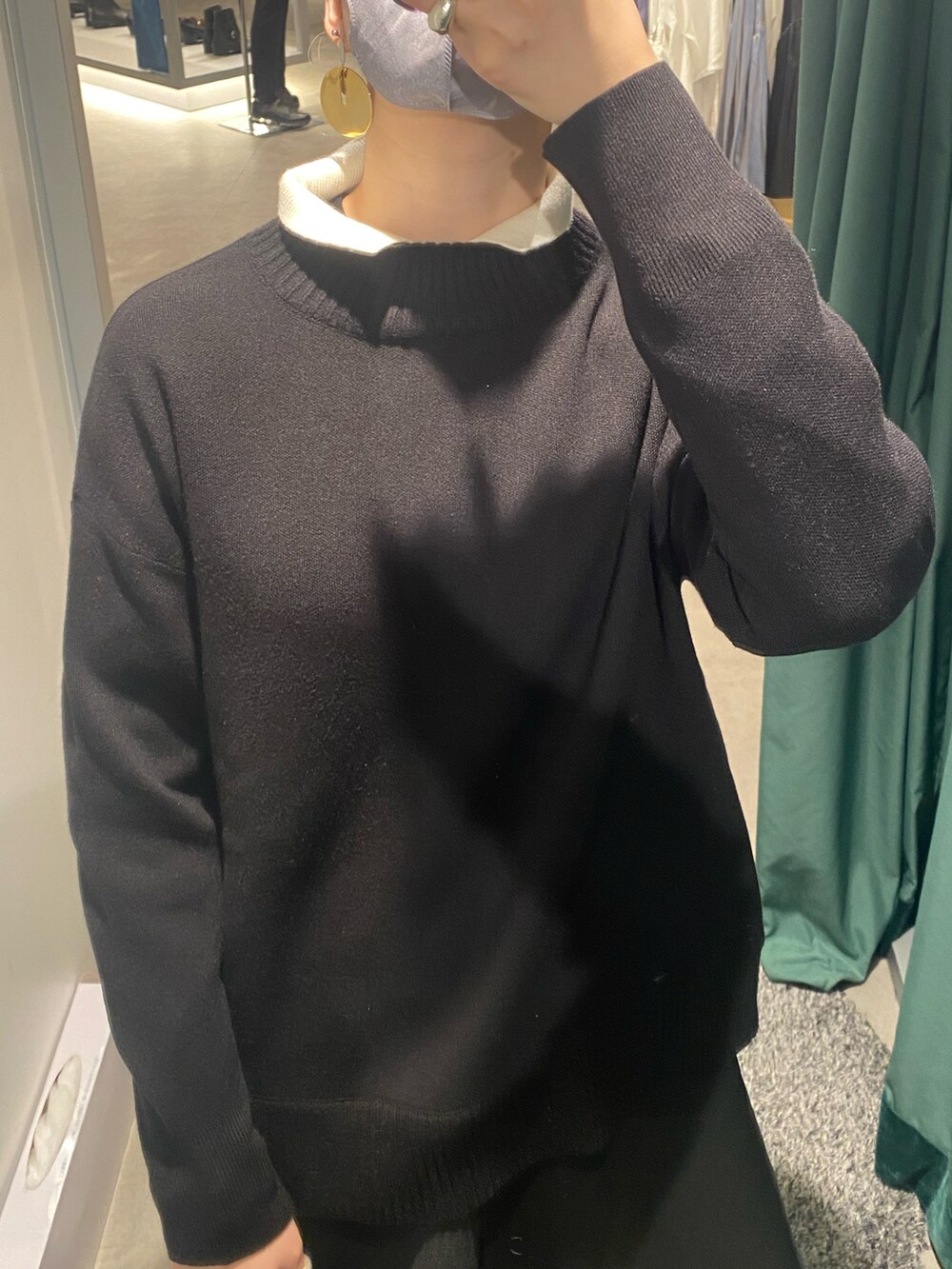 ブラック系のニット/セーターを着用したレディースの秋コーディネートの4枚目の写真