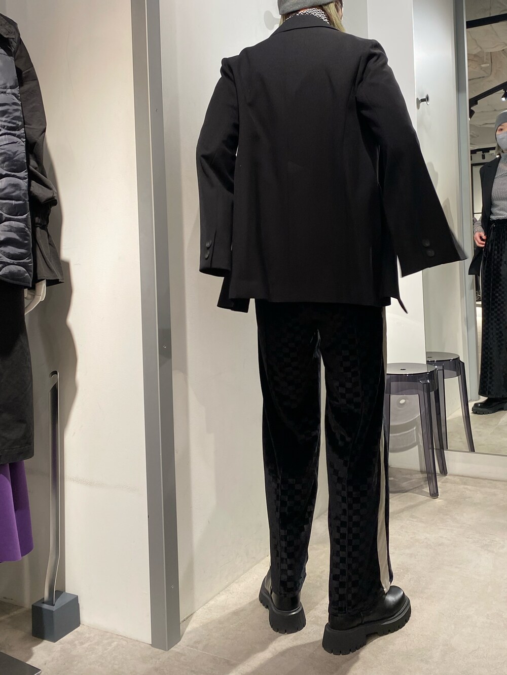 ブルー系のその他パンツ、ブラック系のテーラードジャケット、ホワイト系のTシャツ/カットソーを着用したレディースの冬コーディネートの2枚目の写真